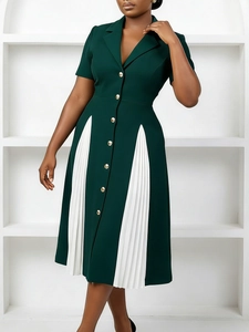 Robe blazer chic vert foncé à manches courtes et empiècements plissés blancs