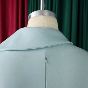 Détail du dos d'une robe crayon vert menthe avec fermeture éclair invisible soignée