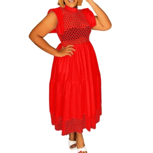 Robe d'été rouge vif avec manches à volants et broderie anglaise délicate
