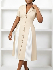 Robe blazer beige à manches courtes avec boutons dorés et empiècement plissé blanc