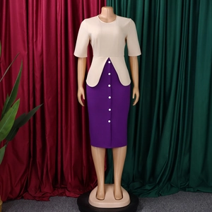 Détail d'une robe élégante beige et violette avec taille basque et boutons devant