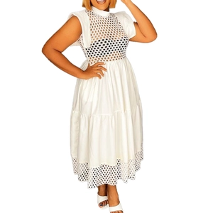 Détails de la robe blanche à volants avec dentelle évidée et col montant élégant