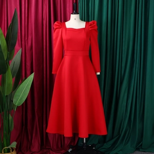 Detail von Karree-Ausschnitt und Puffärmeln an einem roten A-Linien-Festkleid mit hoher Taille