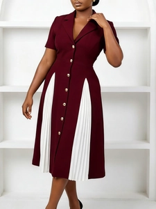 Robe chic bordeaux à col en V avec boutons dorés et empiècements plissés blancs