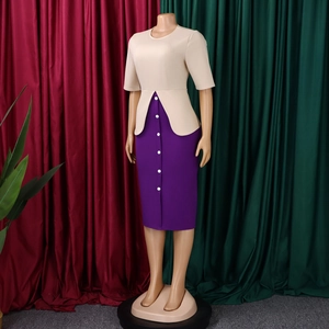 Détail d'une robe deux pièces avec haut beige fendu et jupe crayon violette à boutonnage