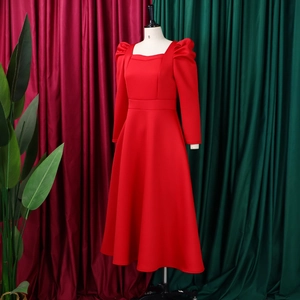 Detail von Karree-Ausschnitt und Puffärmel an einem roten A-Linien-Abendkleid