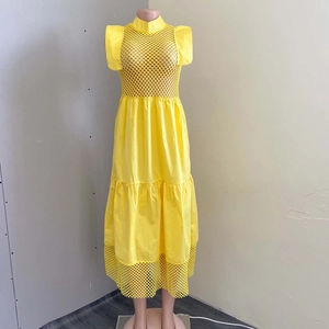 Détail de la robe longue jaune à plusieurs niveaux avec maille et manches volantées