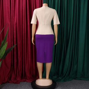 Vue arrière d'une robe midi bicolore élégante avec haut beige et jupe violette à fente