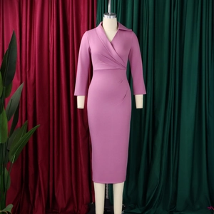 Détail d'une robe midi rose poudré à col en V avec des plis élégants à la taille sur mannequin