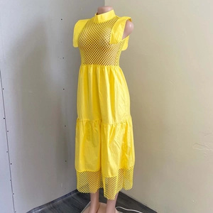 Détail de la robe trapèze jaune avec col montant et texture en mesh surpiqué