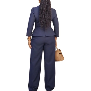 Vue arrière d'un ensemble tailleur bleu marine avec blazer à basque et pantalon droit