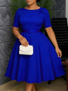 Elegantes königsblaues Kurzarm-Midikleid mit Rundhals, Falten an den Schultern und Taillengürtel