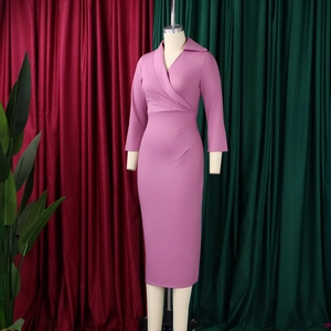 Détail d'une robe portefeuille col en V avec plis latéraux et tissu en maille mauve