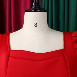 Nahaufnahme des Karree-Ausschnitts mit V-Naht an einem roten Kleid mit hoher Taille