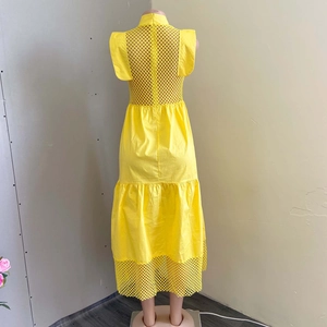 Détail de la robe jaune avec découpes en maille losange et texture des manches volantées