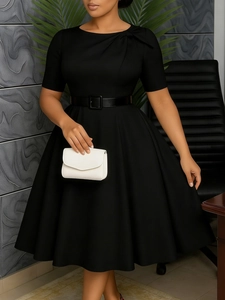 Elegantes schwarzes A-Linien-Midikleid mit Rundhals-Knotendetail und Ledergürtel