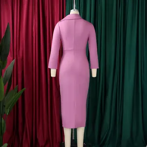 Détail de la robe midi lilas moulante avec fermeture éclair invisible dans le dos