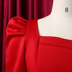 Detailaufnahme von quadratischem Ausschnitt und Puffärmeln am roten Satin-Abendkleid
