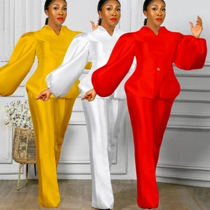 Completo in raso con top a maniche a sbuffo e pantaloni larghi in rosso, bianco e giallo