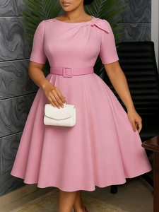 Elegantes rosa Kurzarmkleid mit dekorativer Schulterschleife und passendem Gürtel