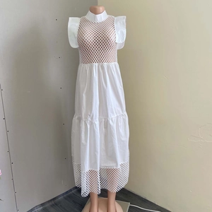 Détail de la robe blanche à volants montrant les coutures en maille ajourée