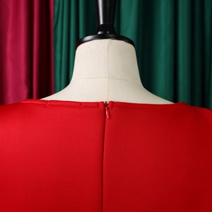 Detailansicht des rückseitigen Reißverschlusses am roten Kleid mit quadratischem Ausschnitt