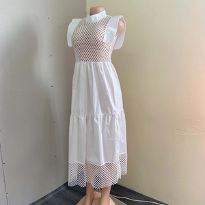 Détail d'une robe blanche trapèze avec broderie évidée en résille et manches à volants