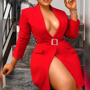 Abito blazer rosso sfiancato con scollo a V profondo e cintura con fibbia di strass