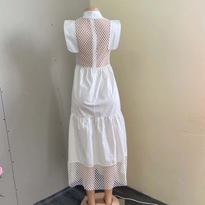 Vue arrière détaillée d'une robe midi blanche avec empiècements dentelle et mancherons