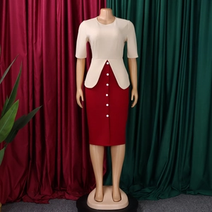 Détail d'une robe bicolore chic avec jupe crayon bordeaux boutonnée et ourlet pétale