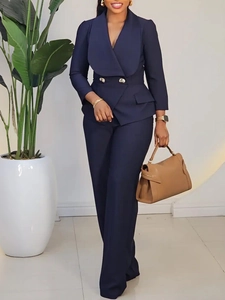 Tailleur pantalon bleu marine pour femme avec blazer cintré et pantalon droit élégant