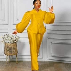 Elegante completo giallo zenzero con top a maniche a sbuffo e pantaloni larghi