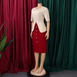 Vue détaillée de la taille à basque et des boutons blancs décoratifs sur la robe crayon
