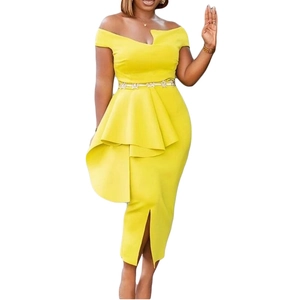 Détail de la robe jaune à épaules dénudées avec taille à basque et ceinture dorée