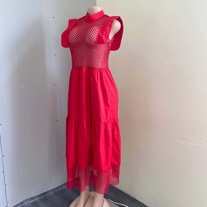 Détail de la robe rouge avec patchwork en résille, manches volantées et col montant