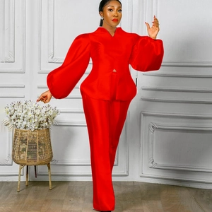 Completo rosso due pezzi da donna con top a maniche a sbuffo e pantaloni larghi
