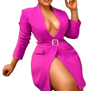 Abito blazer fucsia aderente a maniche lunghe con cintura con fibbia in metallo e revers