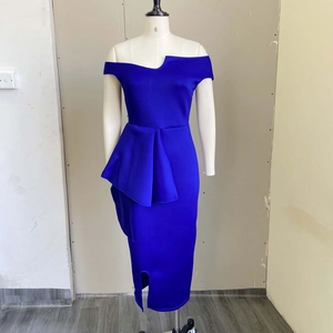 Détail d'une robe bleu roi à épaules dénudées avec volants à la taille et fente latérale