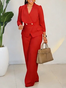 Ensemble tailleur rouge chic avec veste à basque boutonnée et pantalon large pour femme