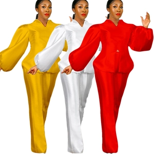 Set in raso con scollo a V, maniche a sbuffo e pantaloni larghi in tre colori moda