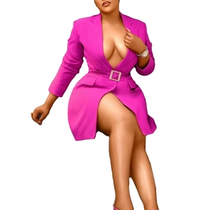 Dettaglio dell'abito blazer magenta a maniche lunghe con scollo a V e cintura in vita