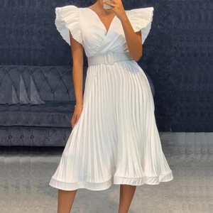 Robe midi blanche plissée avec décolleté en V profond et manches papillon volantées avec ceinture