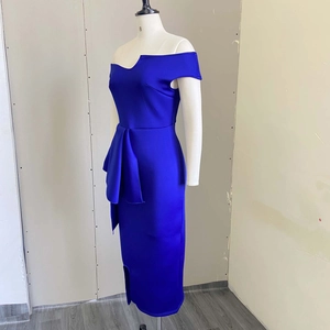 Détail de robe bleue à épaules dénudées avec taille à basque et fente latérale sur mannequin