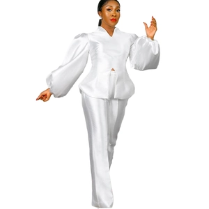 Completo elegante due pezzi in raso bianco con top a peplo, maniche a sbuffo e pantaloni