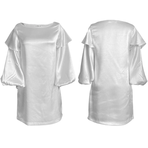 Détail d'une robe en satin blanc avec col bardot et manches bouffantes à volants soyeux