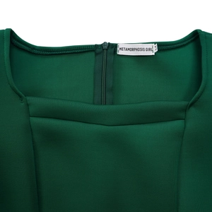 Detail von quadratischem Ausschnitt und verdecktem Reißverschluss am dunkelgrünen Kleid