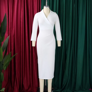 Détail de la robe blanche à col en V avec manches longues et plis à la taille