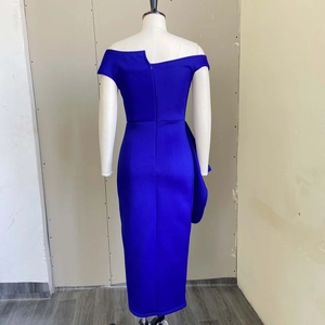 Détail d'une robe midi moulante bleu roi à épaules dénudées avec zip invisible