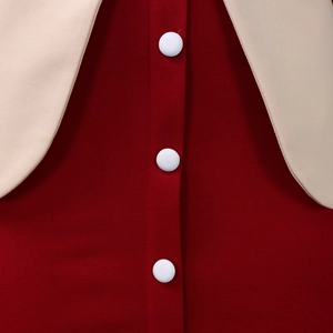 Détail de robe bordeaux avec boutons blancs et col contrasté beige élégant