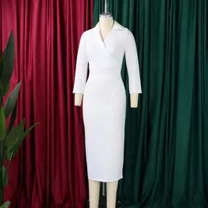 Vue détaillée du décolleté en V profond et de la taille ajustée de cette robe blanche